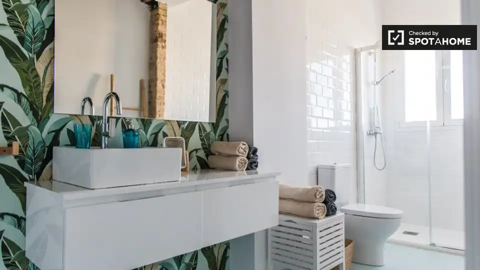 Bathroom of Flat for rent in Valencia  with Air Conditioner, Heating and Furnished