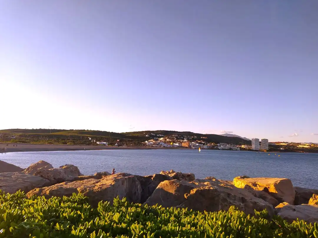 Außenansicht von Wohnung zum Verkauf in Sotogrande mit Klimaanlage, Heizung und Privatgarten