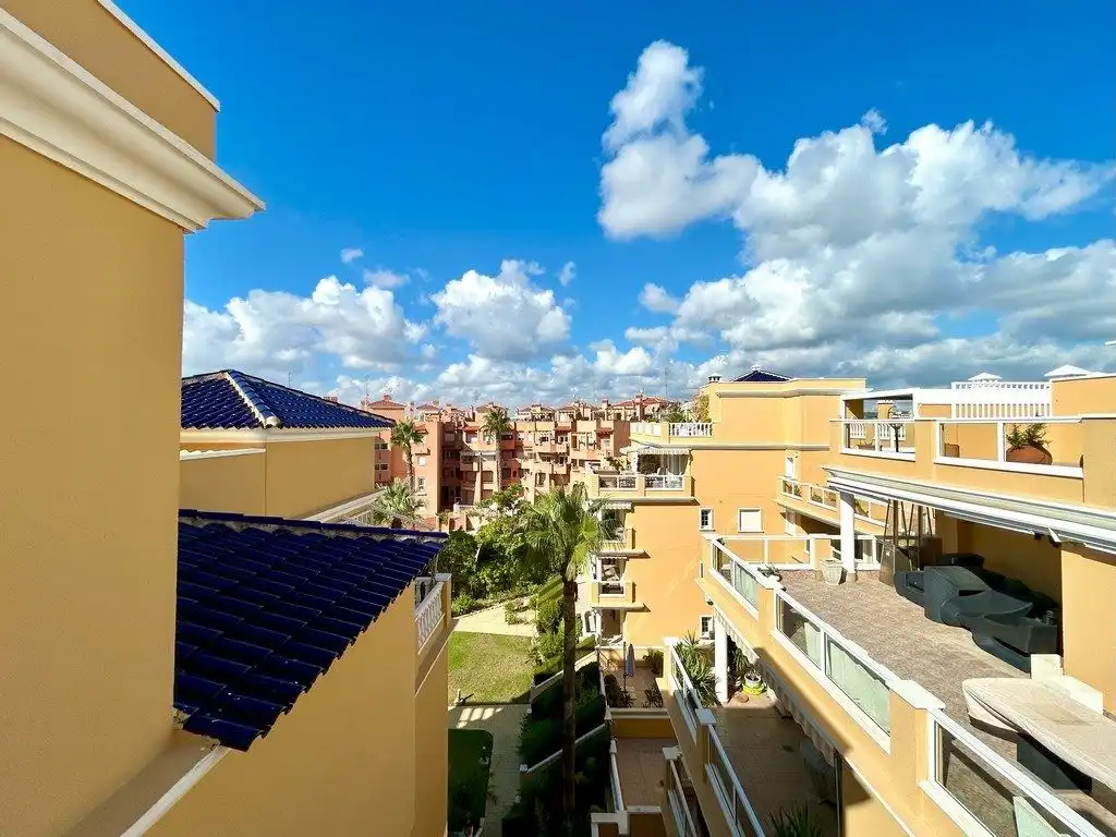 Vista exterior de Àtic en venda en Orihuela amb Terrassa, Balcó i Piscina comunitària