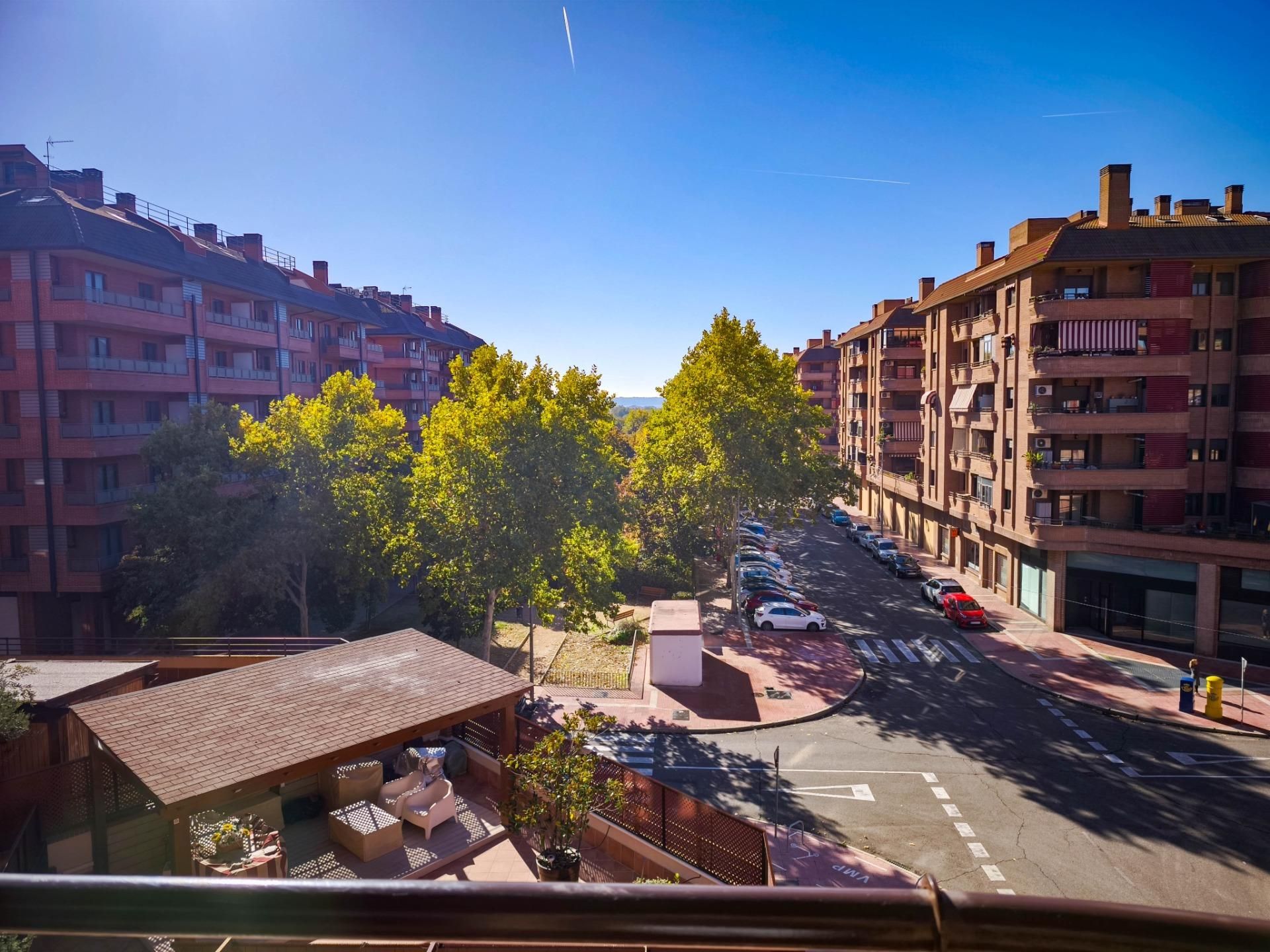 Vista exterior de Pis en venda en Alcalá de Henares amb Aire condicionat, Calefacció i Jardí privat