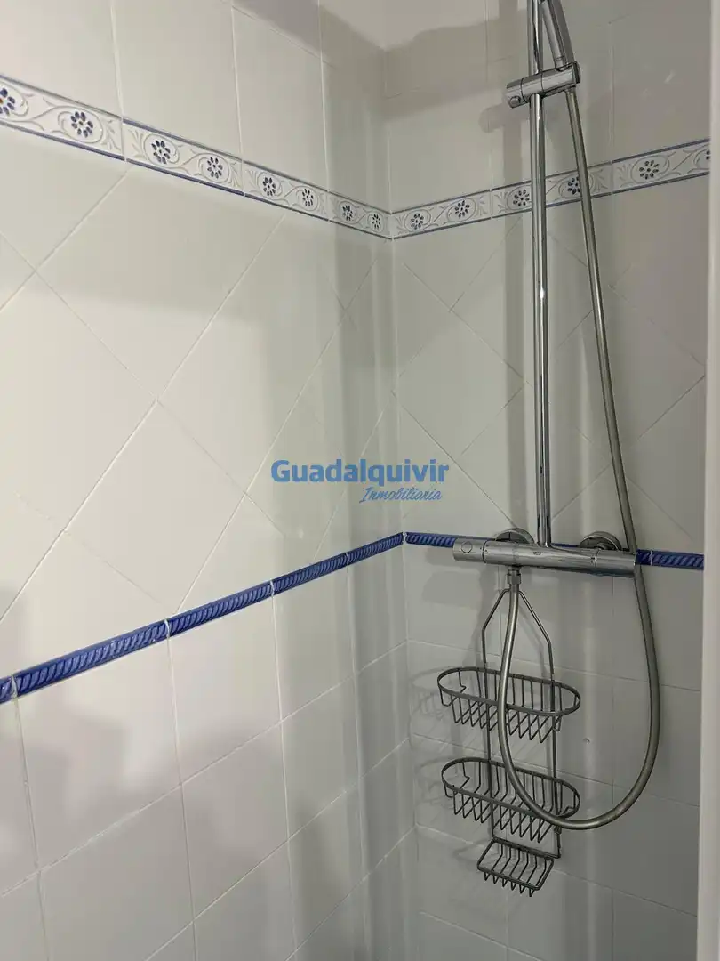 Badezimmer von Wohnung zur Miete in Sevilla mit Klimaanlage, Heizung und Terrasse