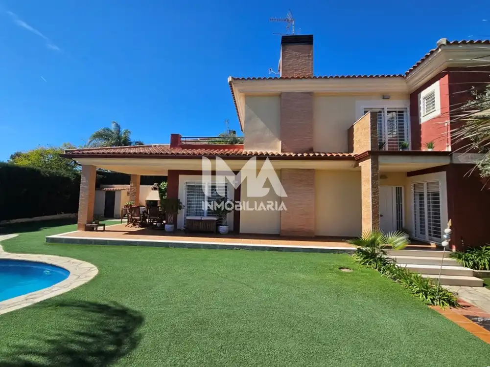 Vista exterior de Casa o xalet en venda en Bétera amb Aire condicionat, Calefacció i Jardí privat
