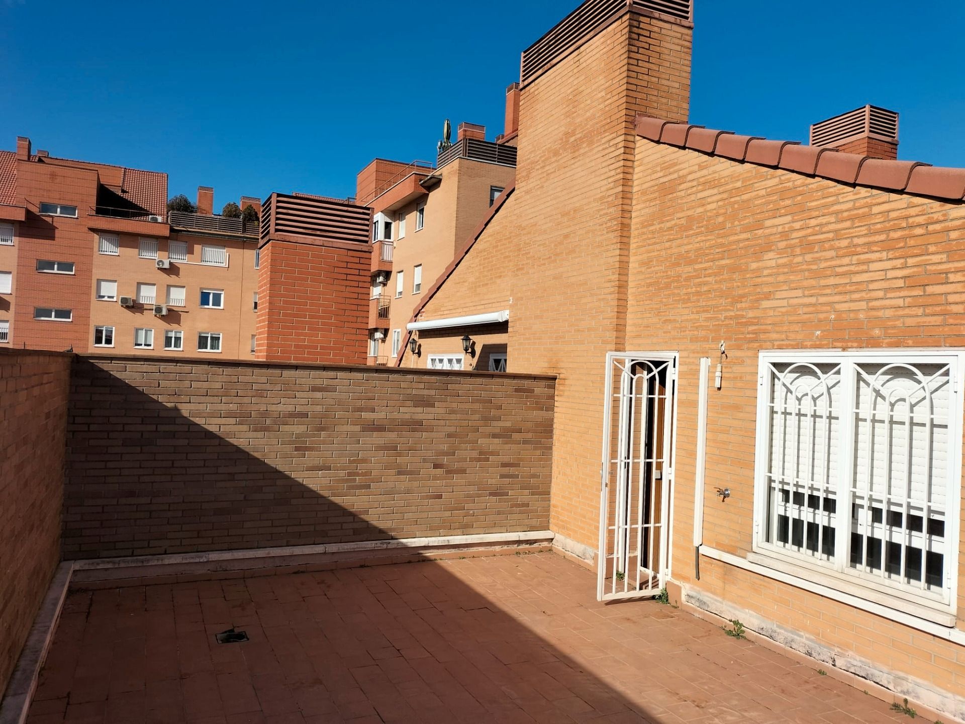 Exterior view of Attic for sale in  Madrid Capital  with Air Conditioner, Terrace and Storage room