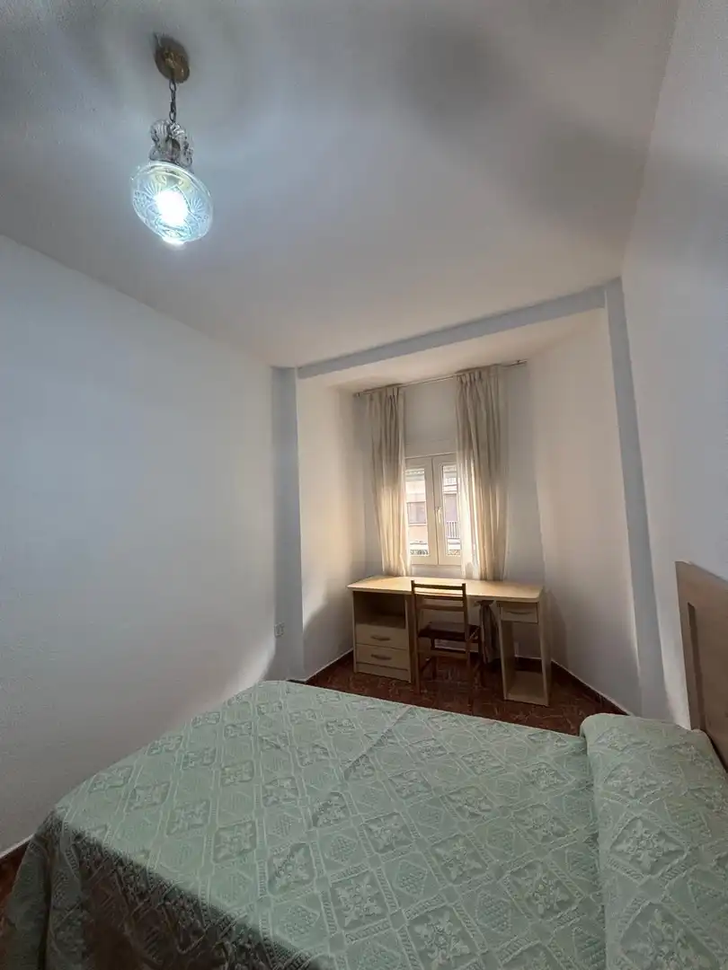 Habitación de Piso de alquiler en Granada con Aire acondicionado y Amueblado