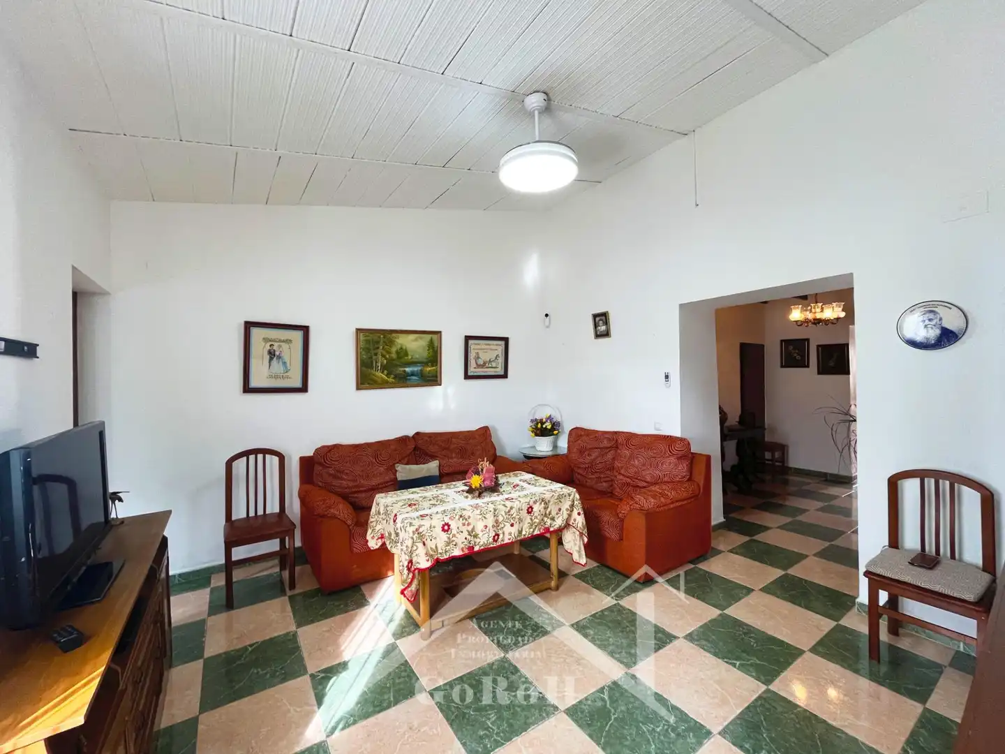 Sala d'estar de Casa adosada en venda en Almadén de la Plata amb Traster, Moblat i Alarma