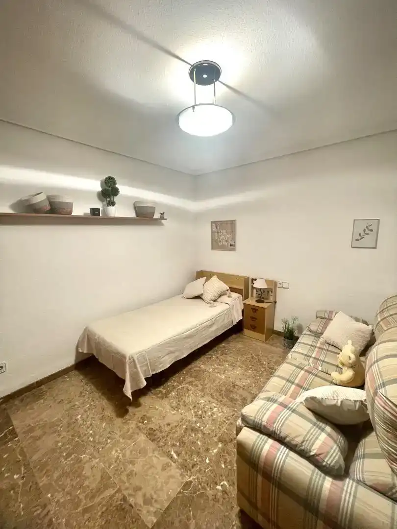 Dormitori de Dúplex per a compartir en Alicante / Alacant amb Moblat