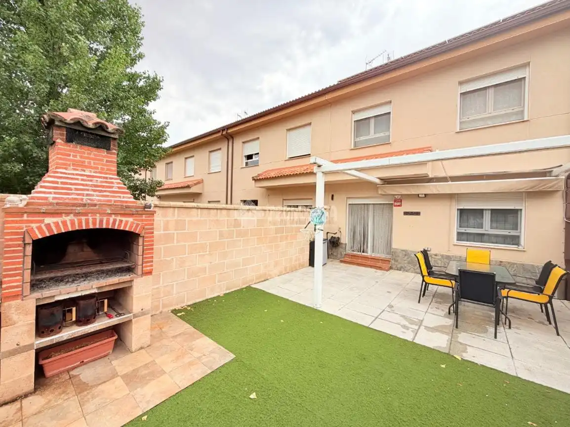 Vista exterior de Casa adosada en venta en Hontanares de Eresma con Calefacción