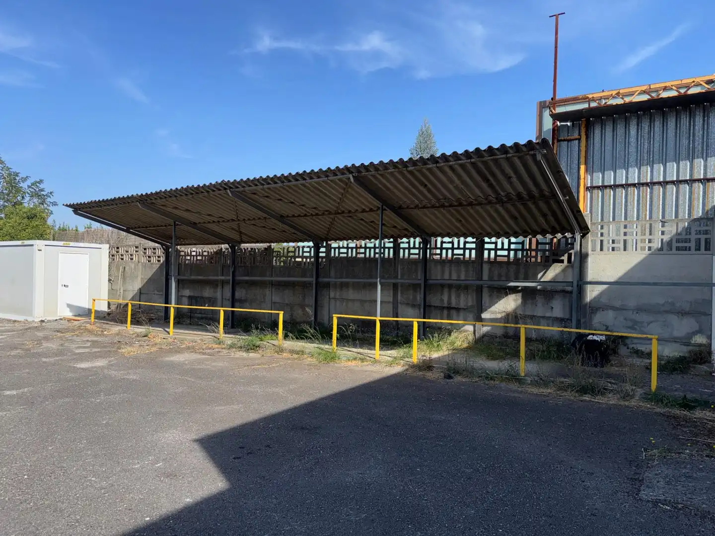 Parkplatz von Fabrikhallen zum Verkauf in Ponferrada