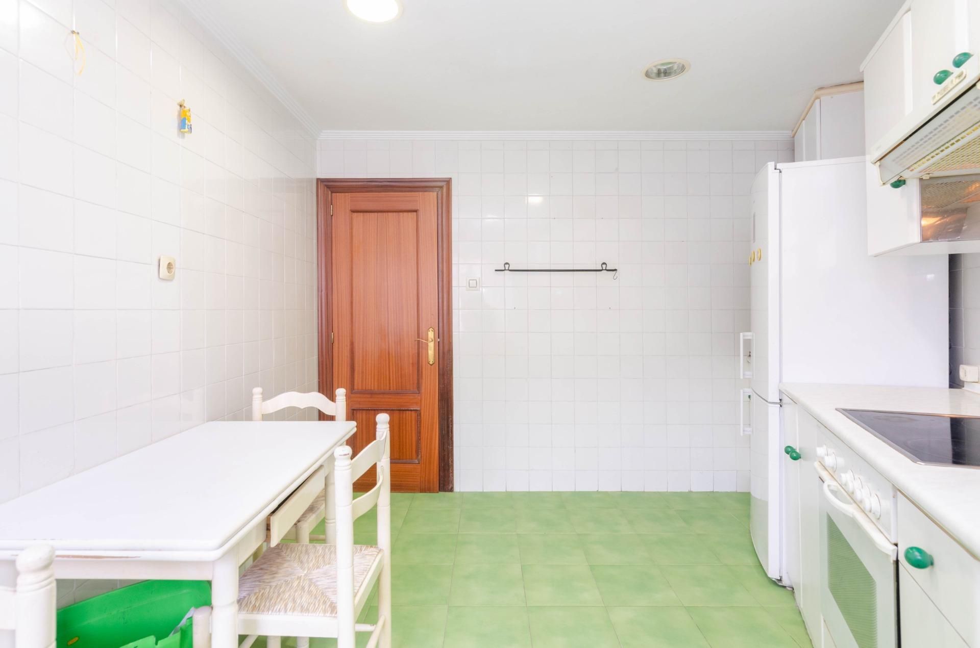 Cuina de Pis en venda en Oviedo  amb Calefacció