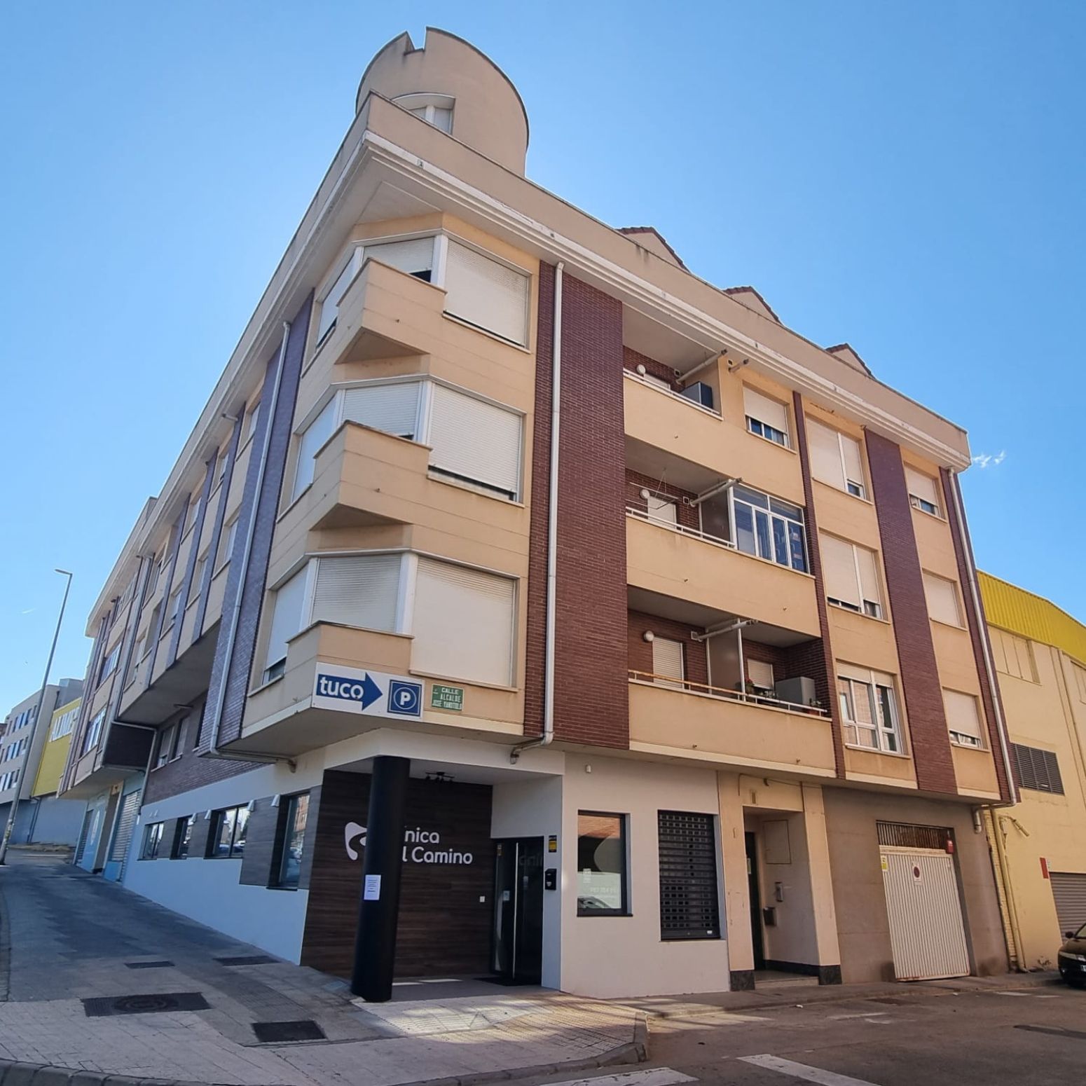 Vista exterior de Pis en venda en Valverde de la Virgen amb Calefacció