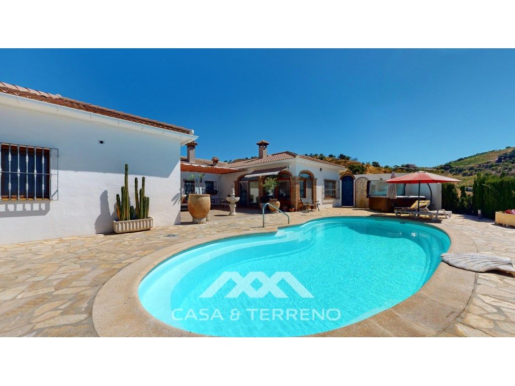 Vista exterior de Casa o xalet en venda en Iznate amb Aire condicionat, Calefacció i Jardí privat