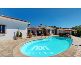 Vista exterior de Casa o xalet en venda en Iznate amb Aire condicionat, Terrassa i Piscina