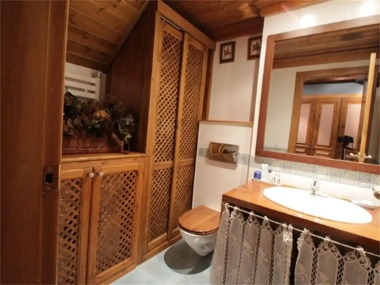 Bathroom of Flat for rent in Naut Aran  with Private garden, Parquet flooring and Storage room