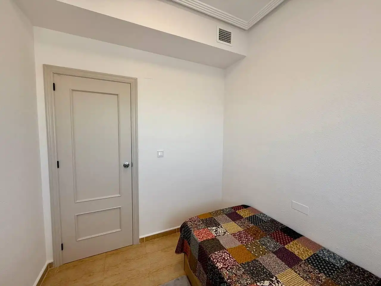 Habitación de Apartamento en venta en Guardamar del Segura con Aire acondicionado, Jardín privado y Terraza