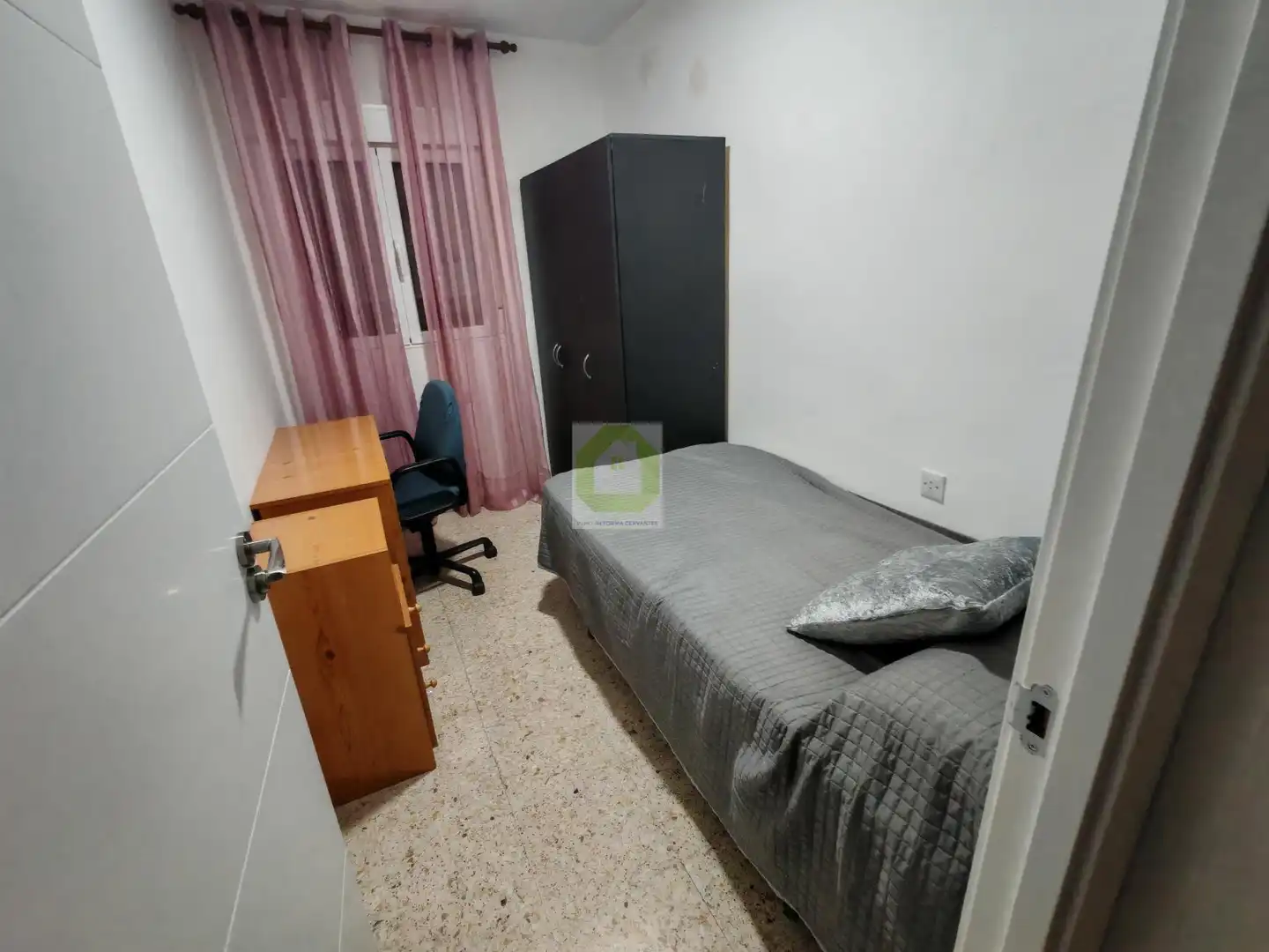 Habitación de Piso para compartir en Granada con Terraza y Amueblado