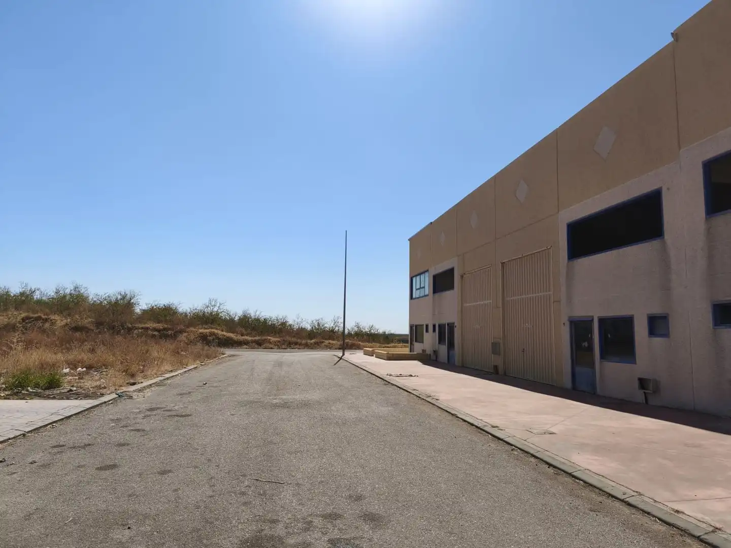 Vista exterior de Nave industrial en venta en Burguillos, Sevilla