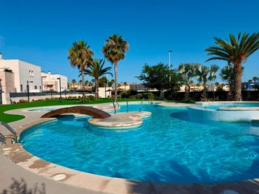 Baixos amb piscina en venda a CESAR MATEO CID