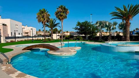 Bungalow en planta baja con 2 terrazas, piscina y parking en Aguas Nuevas