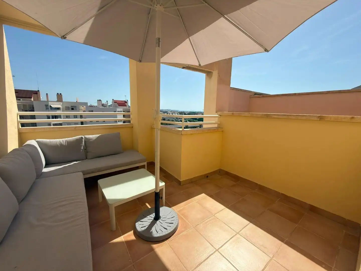 Terrasse von Dachboden zur Miete in Alicante / Alacant mit Klimaanlage und Gemeinschaftspool