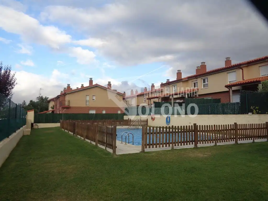 Piscina de Casa o chalet en venta en Anguciana con Calefacción, Jardín privado y Parquet