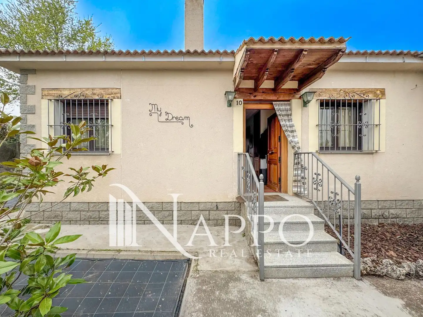 Vista exterior de Casa o xalet en venda en Labajos amb Calefacció, Traster i Piscina