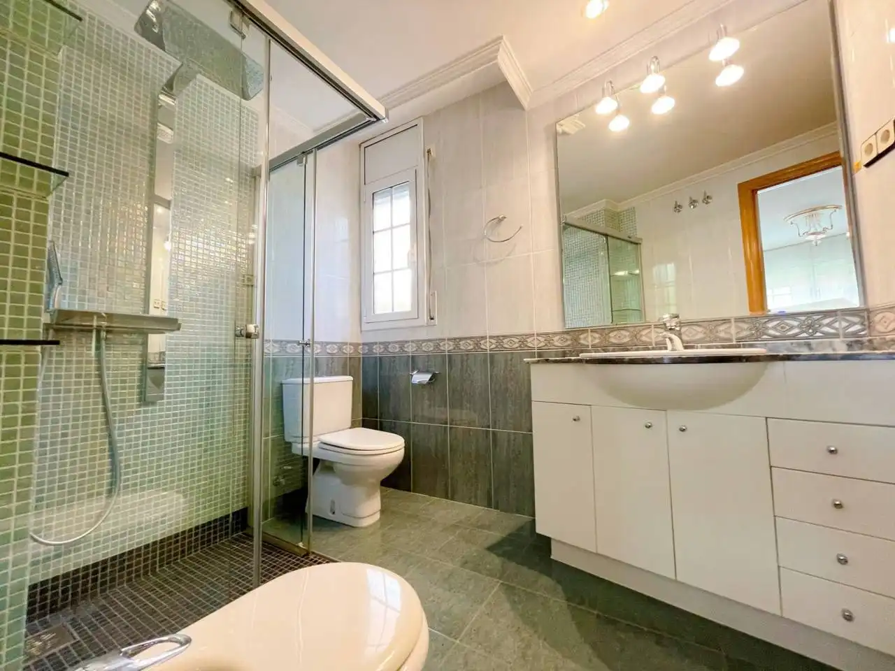 Badezimmer von Wohnung zur Miete in Cerdanyola del Vallès mit Klimaanlage, Heizung und Privatgarten
