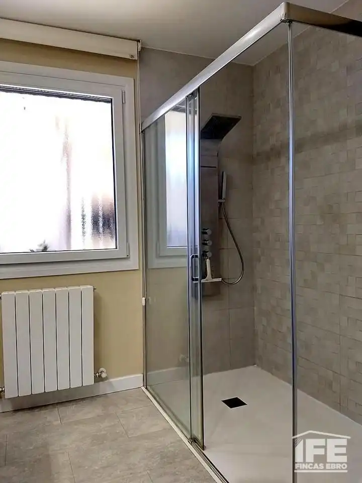 Bany de Casa o xalet en venda en Alagón amb Aire condicionat, Calefacció i Jardí privat