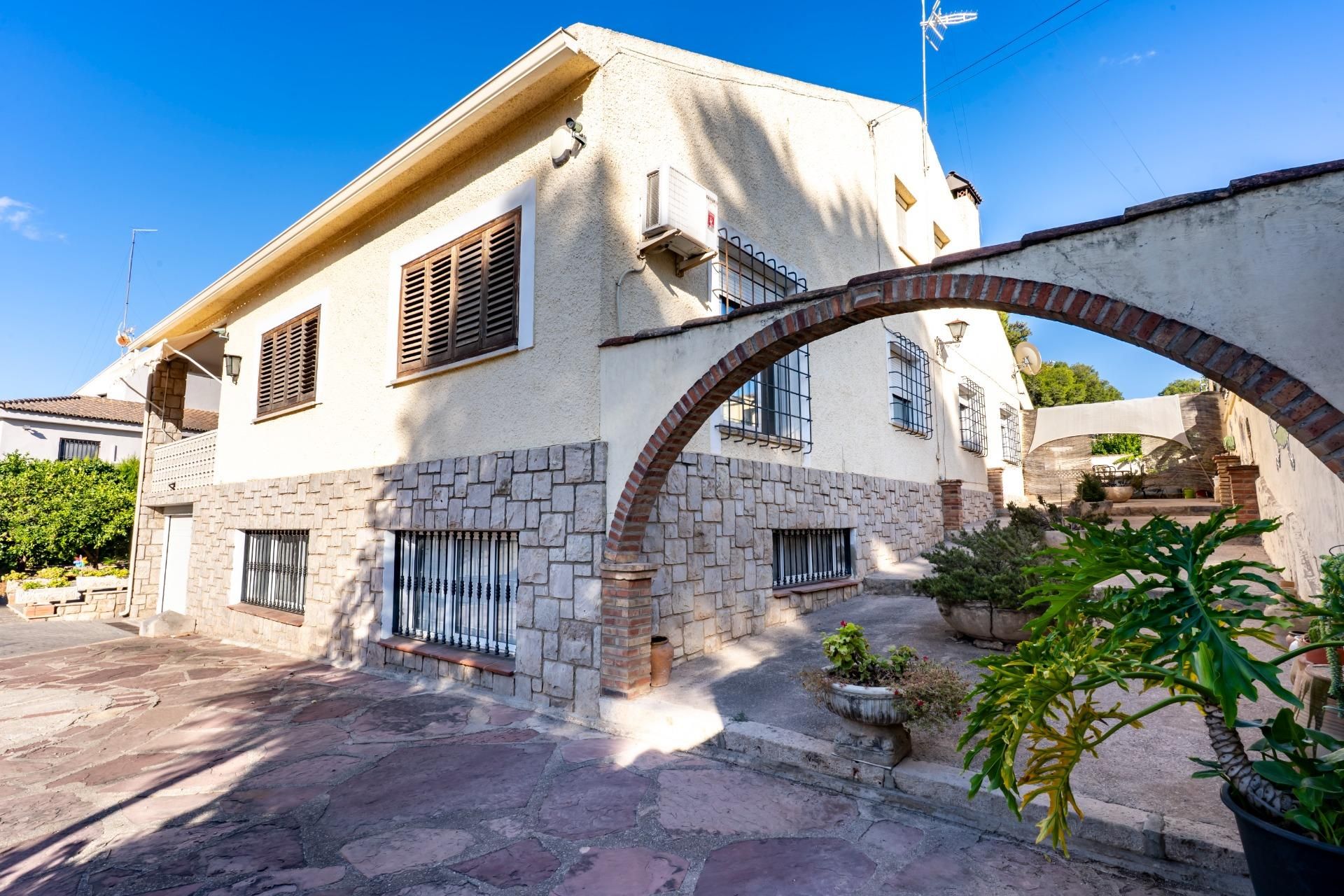 Exterior view of House or chalet for sale in Paterna  with Heating