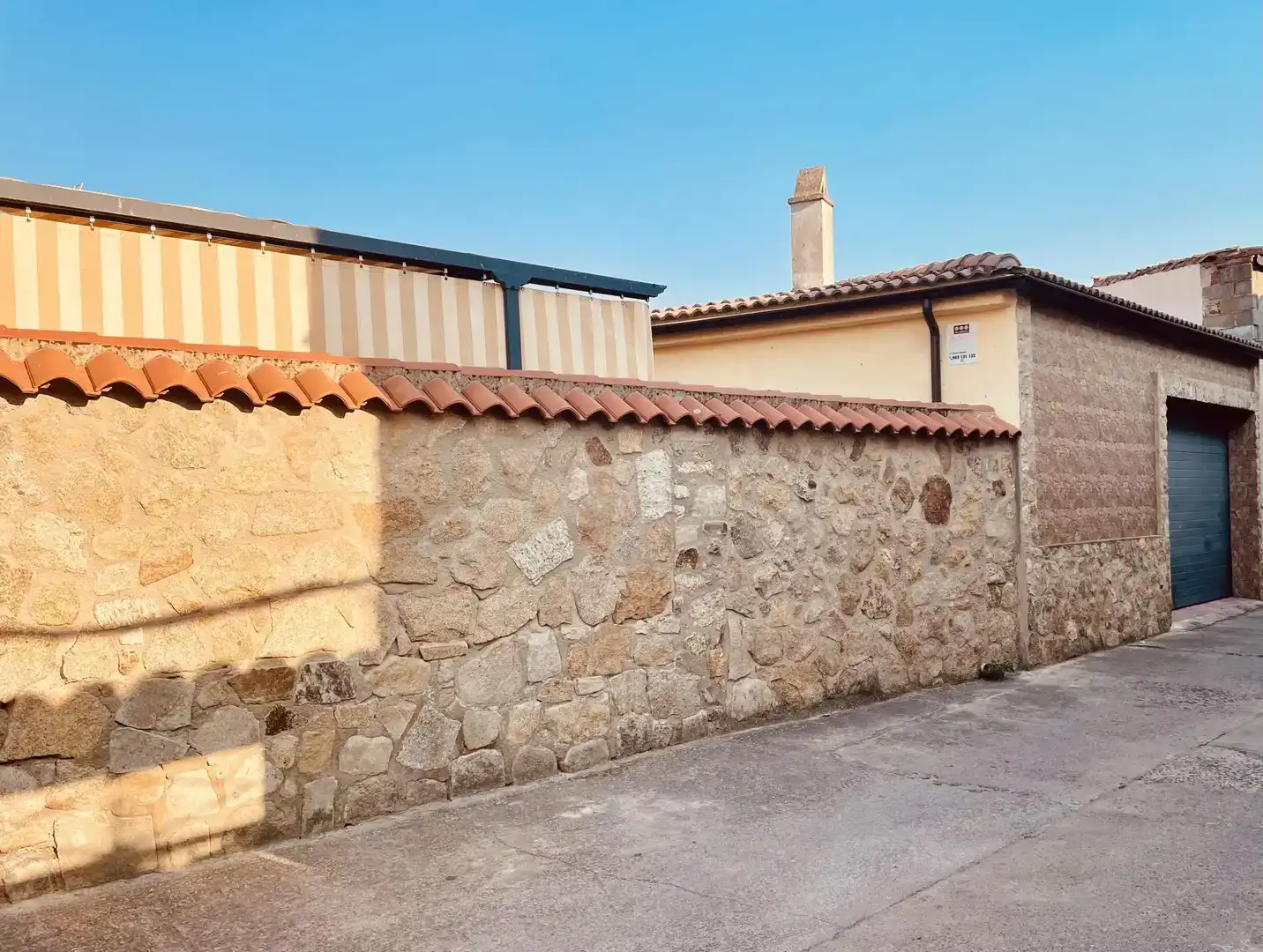 Vista exterior de Casa o xalet en venda en Torre de Santa María amb Aire condicionat i Piscina