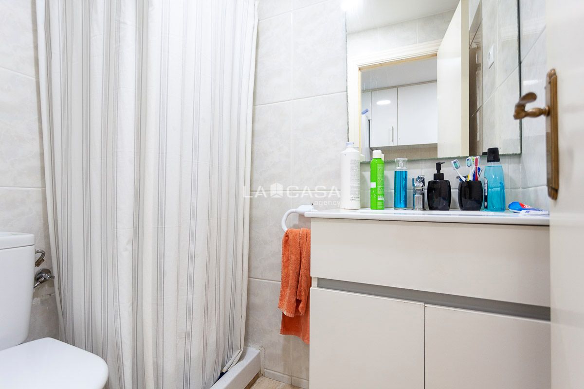 Bathroom of Planta baja for sale in L'Hospitalet de Llobregat