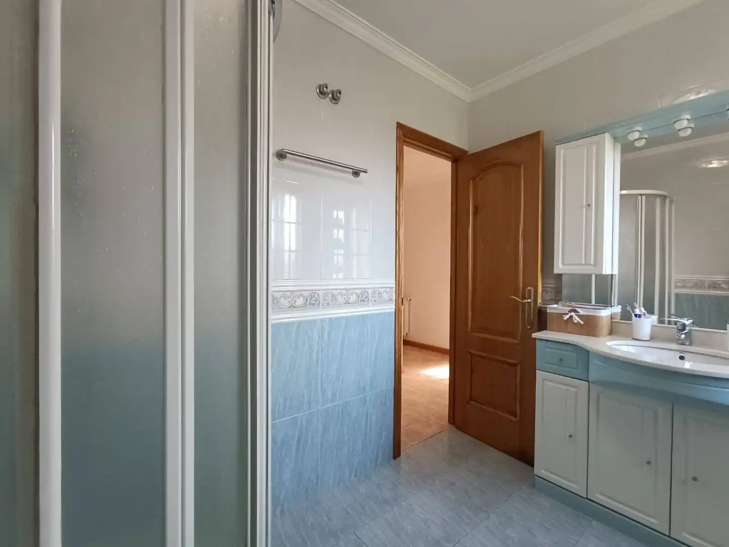 Badezimmer von Wohnung zum Verkauf in Touro mit Privatgarten, Terrasse und Abstellraum