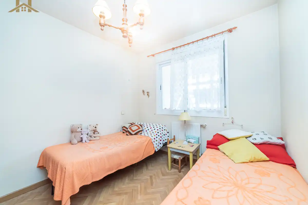 Habitación de Casa adosada en venta en Madrid con Aire acondicionado, Calefacción y Jardín privado