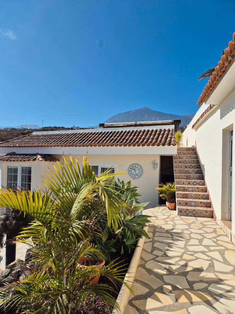 Vista exterior de Casa o xalet en venda en Icod de los Vinos amb Jardí privat i Terrassa