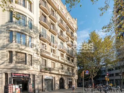 Außenansicht von Wohnung zum verkauf in  Barcelona Capital mit Balkon