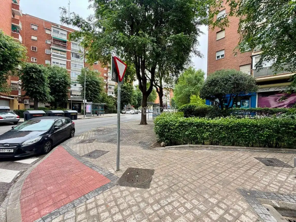 Vista exterior de Piso en venta en Madrid con Calefacción, Terraza y Balcón
