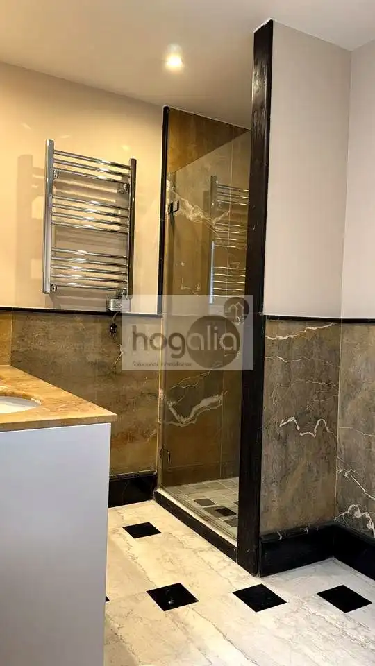 Badezimmer von Wohnung zur Miete in Sevilla mit Klimaanlage und Terrasse