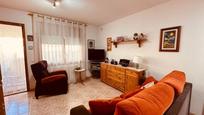 Sala d'estar de Casa adosada en venda en Santa Oliva amb Balcó