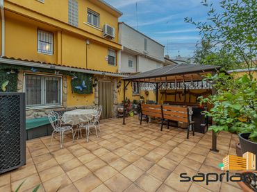 Casa amb jardí en venda a Calle de Somontín
