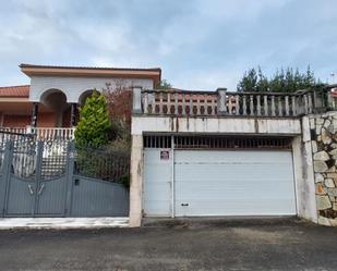 Vista exterior de Casa o xalet en venda en Alfoz de Lloredo amb Calefacció, Jardí privat i Terrassa