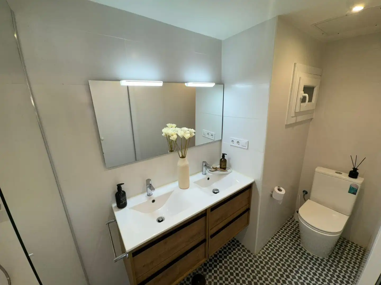 Badezimmer von Wohnung zur untervermieten in Madrid mit Klimaanlage, Heizung und Möbliert