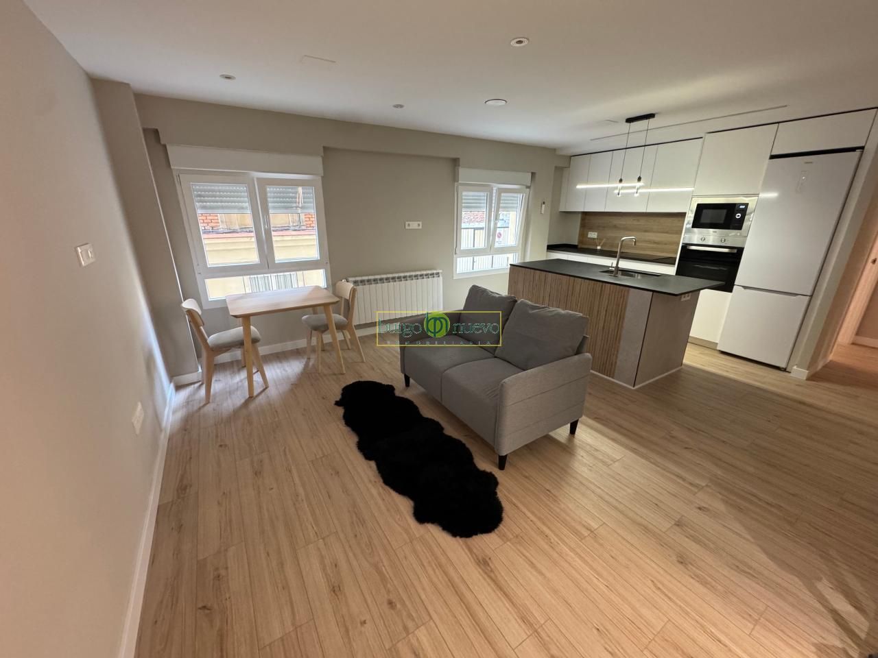 Sala d'estar de Apartament en venda en León Capital  amb Calefacció, Parquet i Domòtica