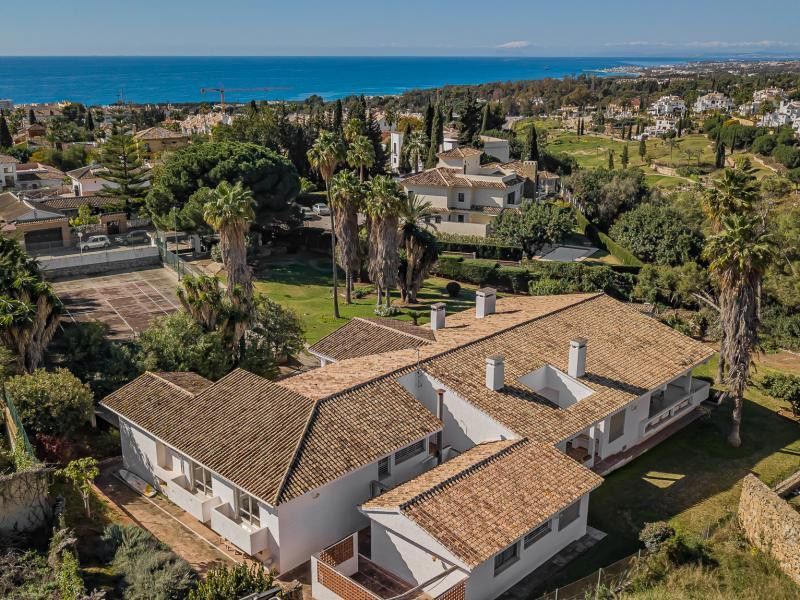 Vista exterior de Casa o xalet en venda en Marbella amb Aire condicionat, Jardí privat i Terrassa