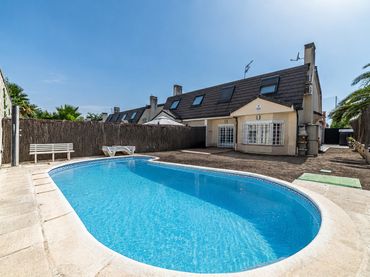 Detached house with pool for sale in Calle Alemania 39