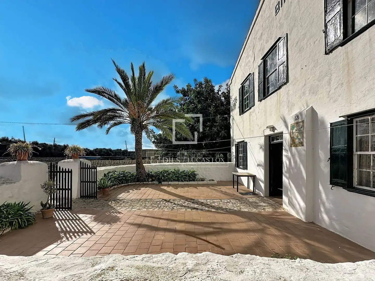 Außenansicht von Country house zum Verkauf in Es Castell mit Privatgarten, Abstellraum und Balkon