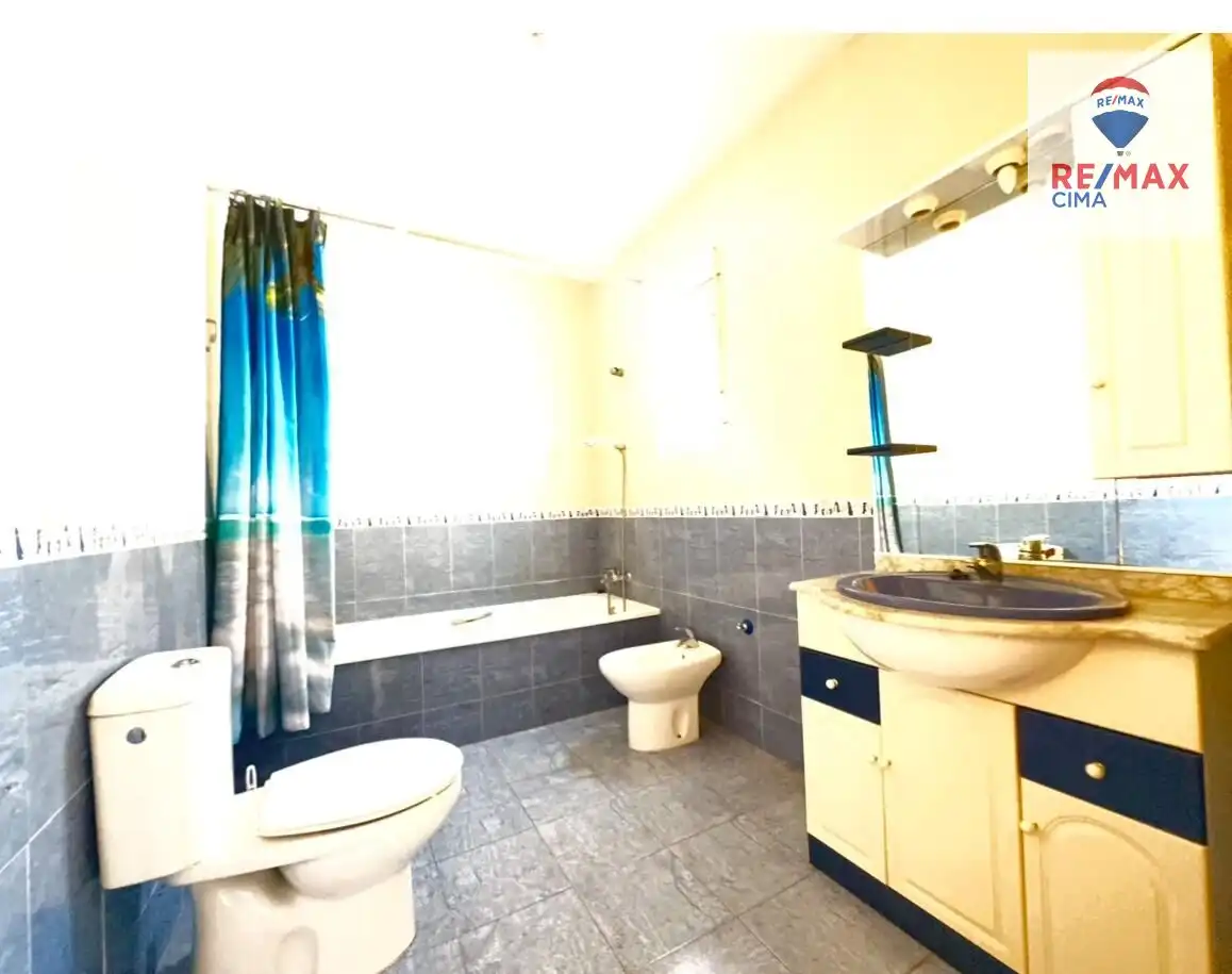 Badezimmer von Einfamilien-Reihenhaus zum Verkauf in Zújar mit Heizung und Terrasse