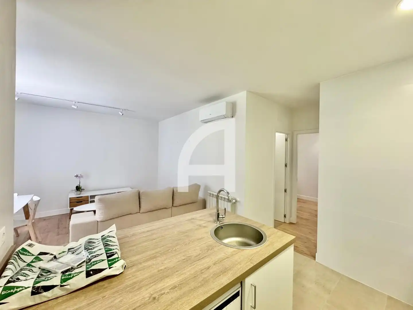 Living room of Flat for rent in Madrid  with Air Conditioner, Heating and Furnished