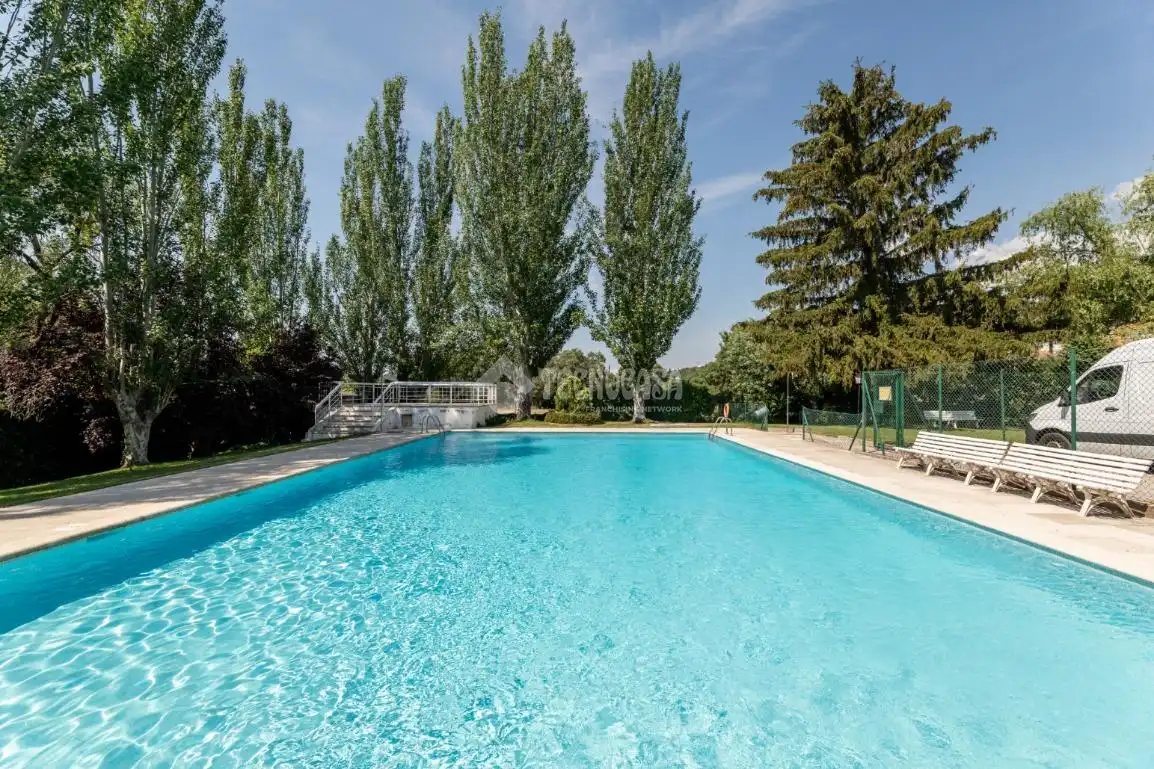 Piscina de Casa adosada en venta en Hoyo de Manzanares con Aire acondicionado, Calefacción y Jardín privado