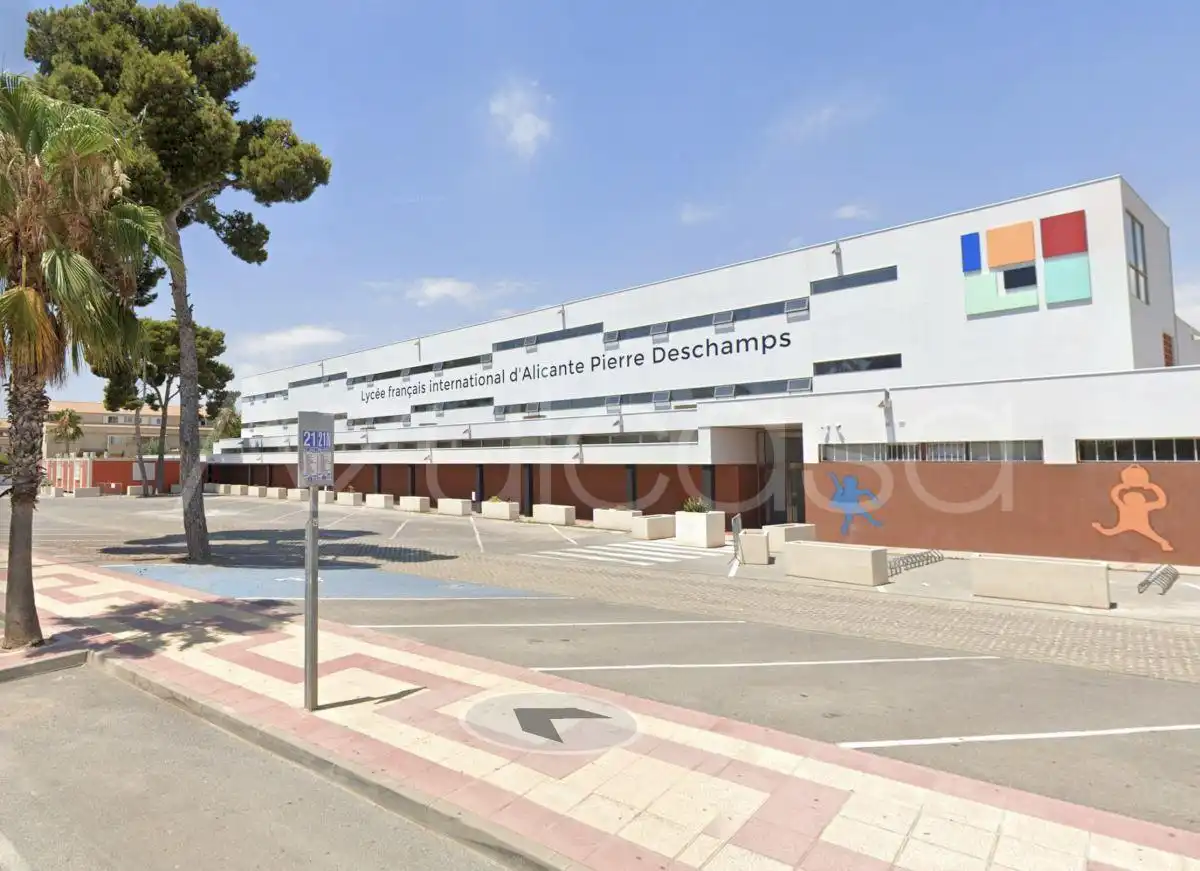Außenansicht von Wohnung zum Verkauf in El Campello mit Klimaanlage, Privatgarten und Parkett