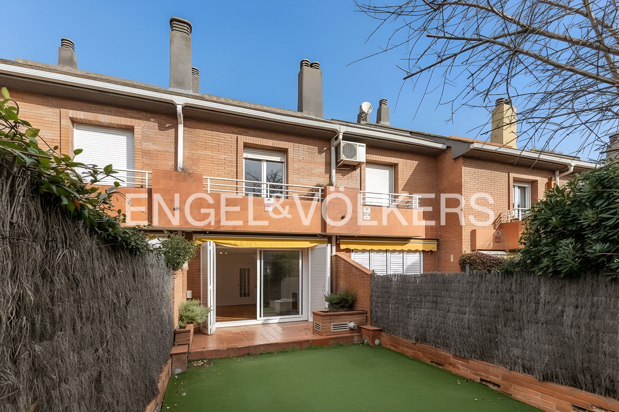 Vista exterior de Casa o xalet de lloguer en Sant Cugat del Vallès amb Aire condicionat, Calefacció i Jardí privat