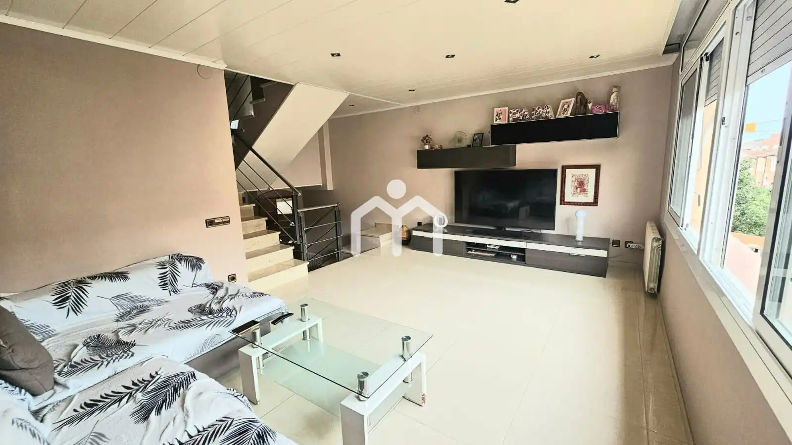 Sala d'estar de Casa adosada en venda en Badalona amb Calefacció, Terrassa i Traster